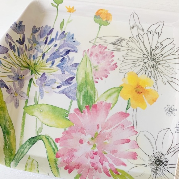 4 Tahari Home Melamine Salad Plates 9" Scalloped Spring Floral Wildflowers NEW - Picture 3 of 9